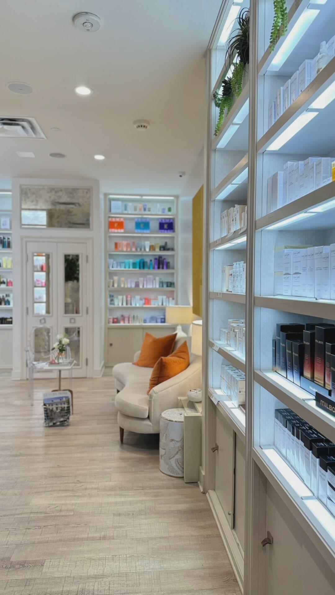 Cerón Salon is more than just a hair salon! We take pride in being the one stop shop in @hp_village for all your beauty needs!🤍
Start your day with a facial from @artistdoloresv, followed by a manicure or pedicure by @joeyspaconsult. Complete your day at Cerón with hair color, cut and style by one of our Elite Hairstylist. 
📞214.219.3600 to schedule your appointment(s) at Cerón! 
.
.
.
#salon #spa #hairsalon #oribe #kerastase #hairstylist